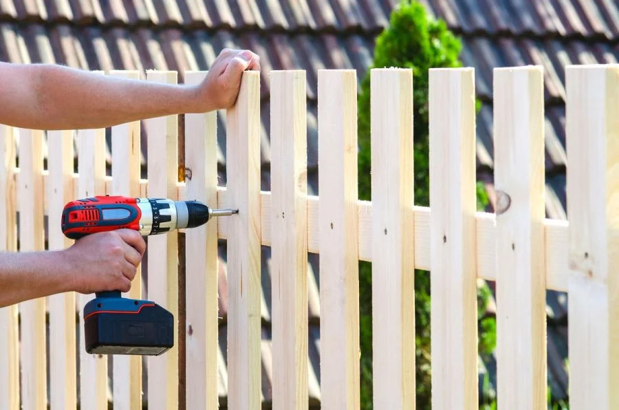 8 Reasons To Hire a Fence Contractor Contractor