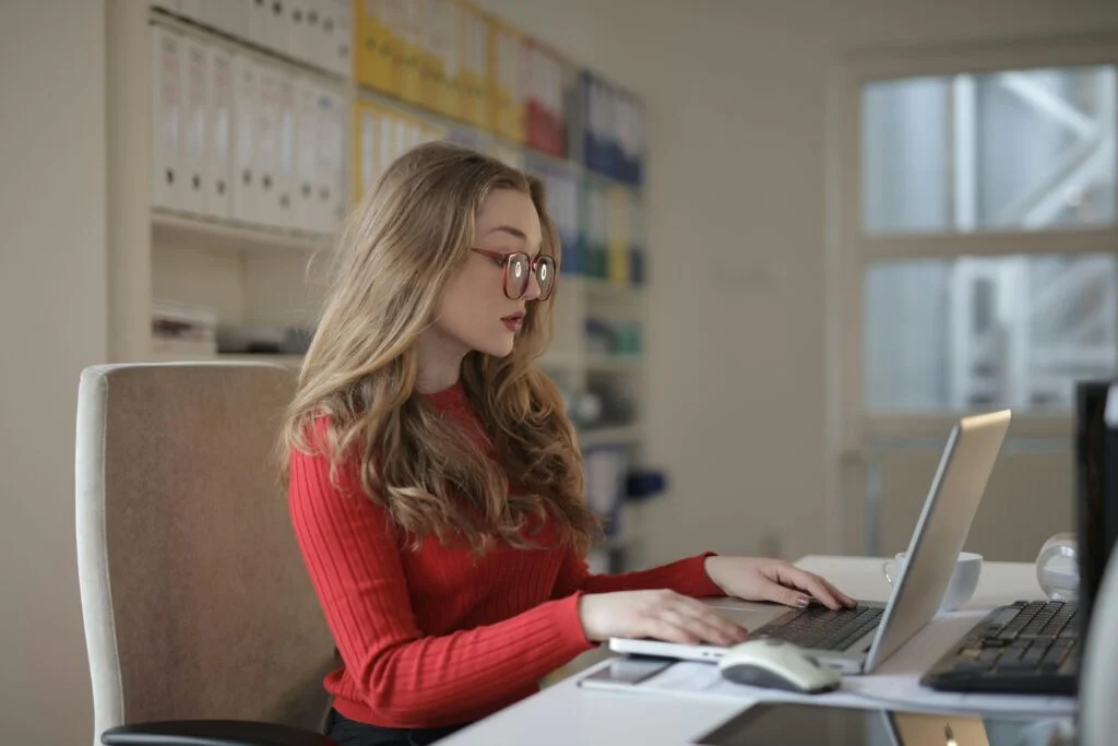 Outsourced vs. In-House Accounting Services in Czech Republic: Pros and Cons a girl using a laptop